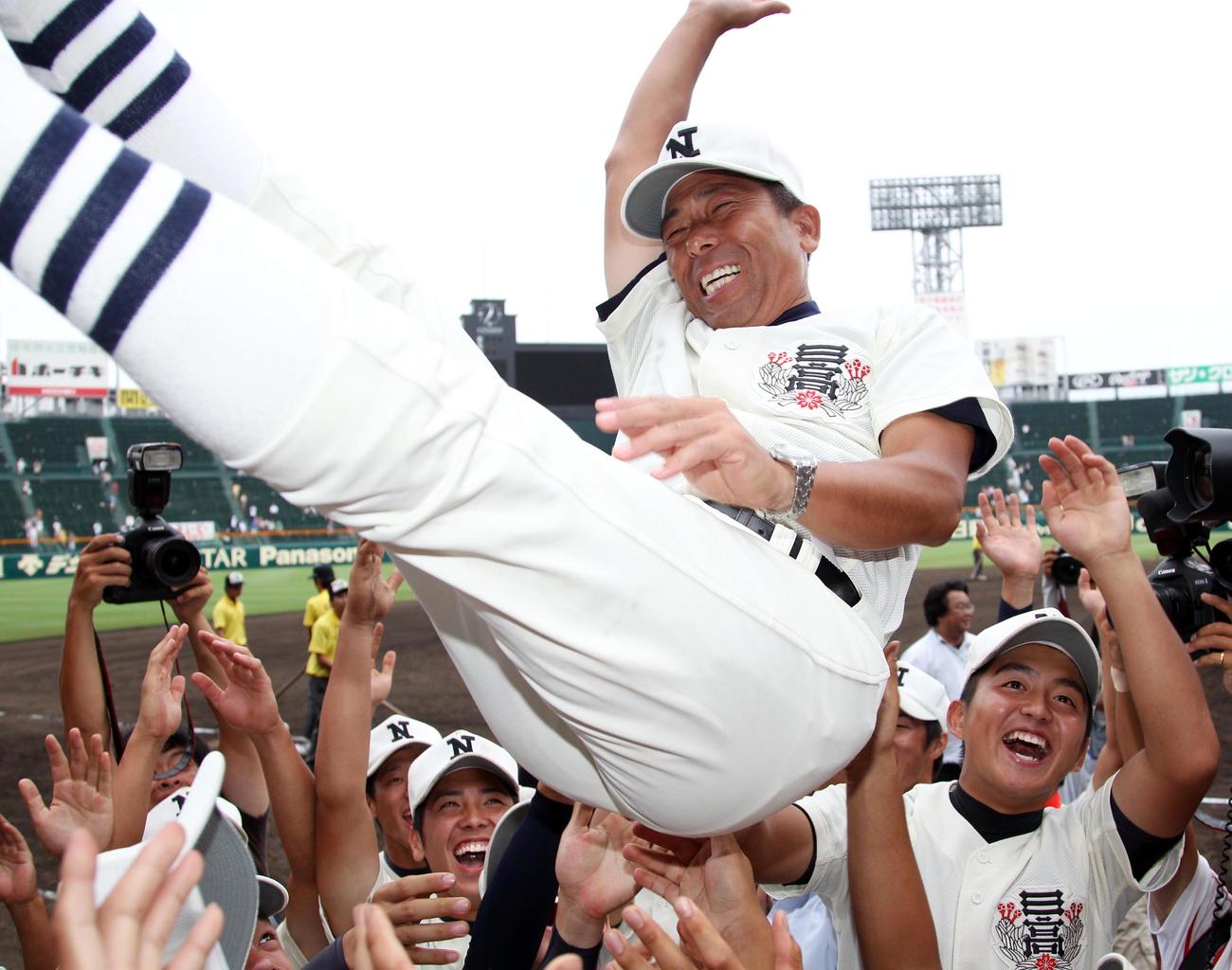 11年8月、夏の甲子園で優勝しナインから胴上げされ笑顔を見せる日大三・小倉監督
