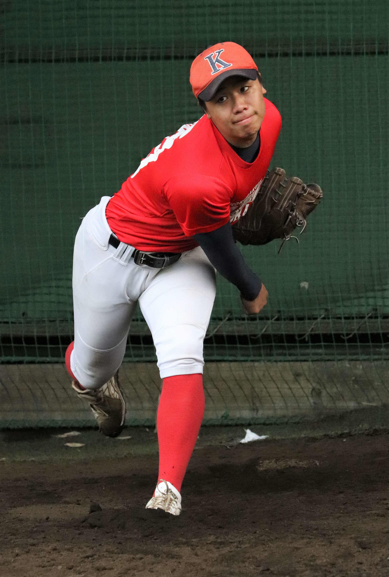 投球練習をする国学院久我山・松本宗二郎（撮影・玉利朱音）
