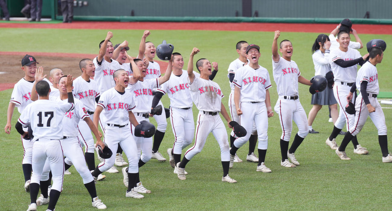聖光学院にサヨナラで勝利し、喜びを爆発さえる日大山形ナイン（撮影・菅敏）