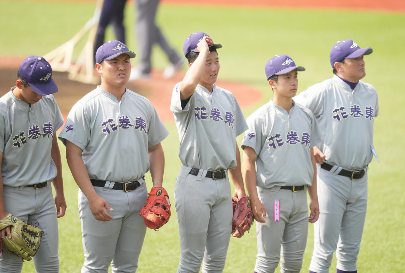 仙台商対花巻東　試合前、スタンドに関係者にあいさつする花巻東・佐々木麟太郎（左から2人目）。右端は佐々木監督（撮影・菅敏）