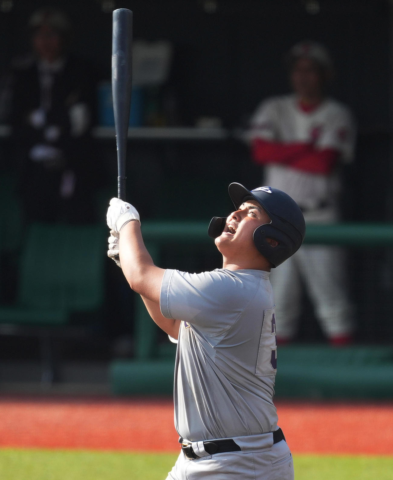 仙台商対花巻東　8回裏花巻東無死、遊飛に倒れる佐々木（撮影・菅敏）