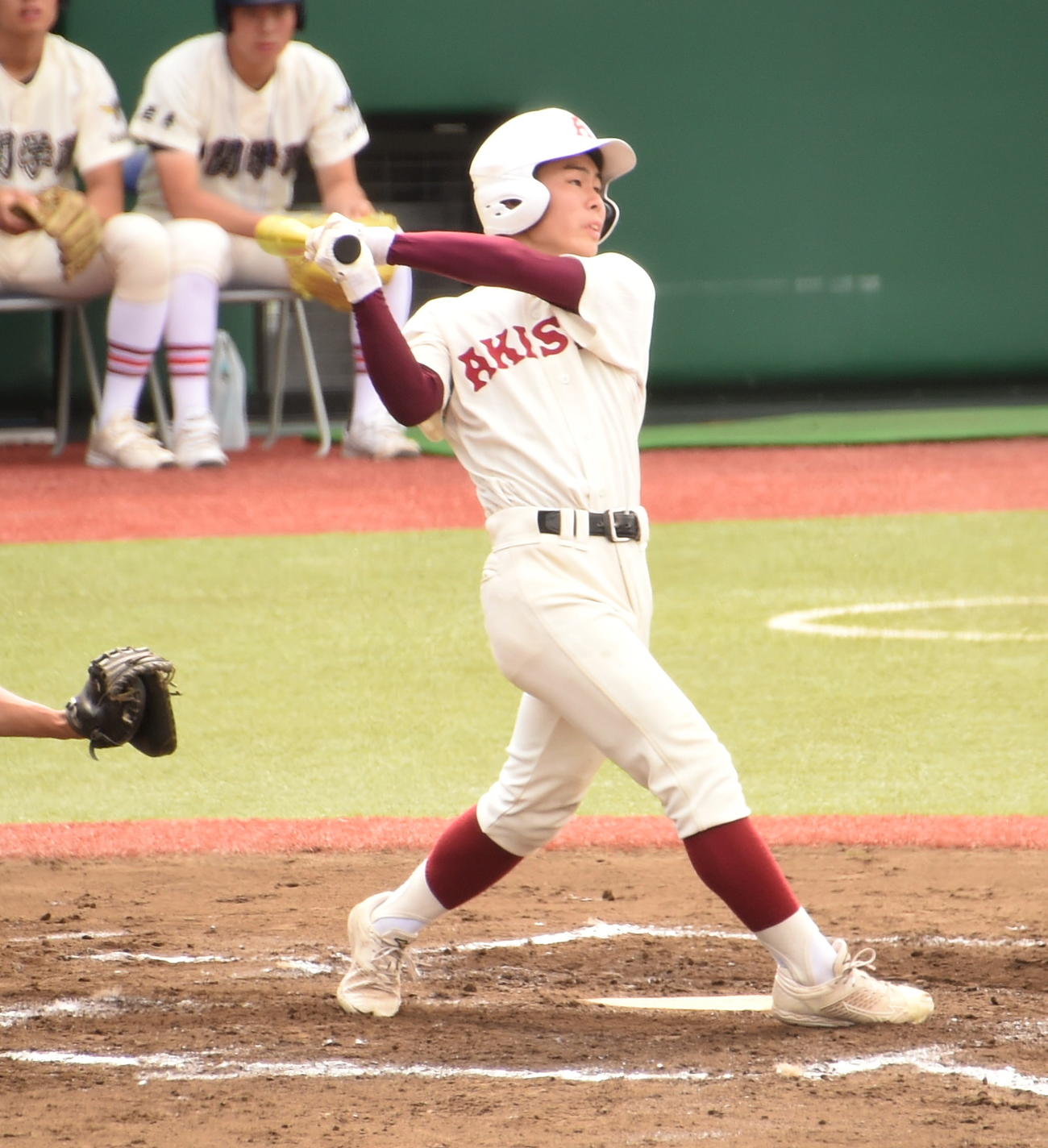 一関学院対秋田商　1回裏秋田商無死三塁、同点中犠飛を放つ菅原（撮影・山田愛斗）