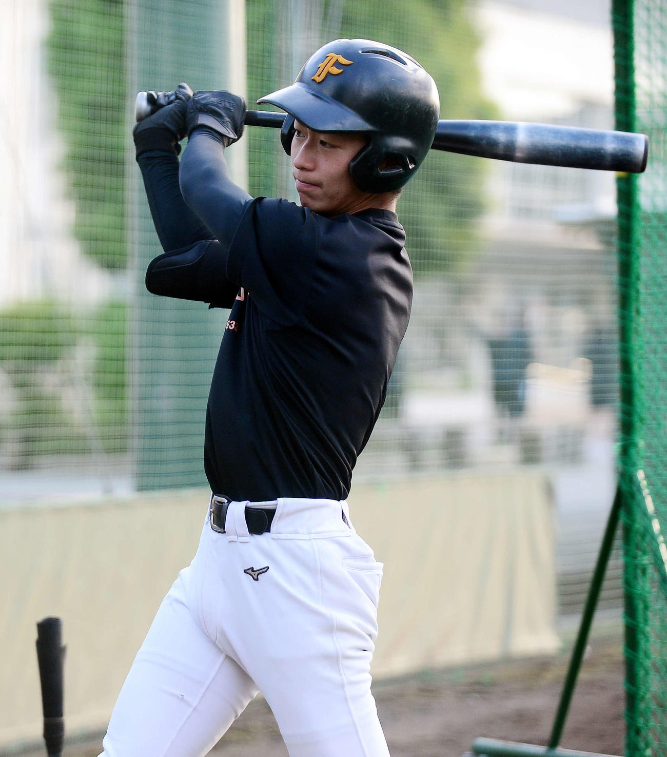 バットを振り込む富士・水越