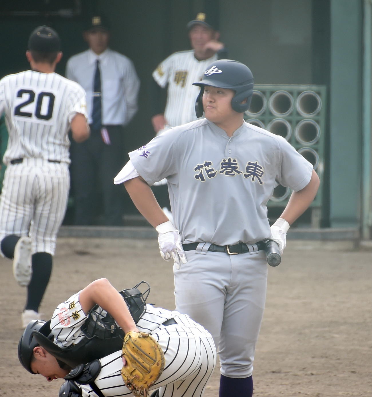 ノースアジア大明桜対花巻東　5回裏花巻東2死二、三塁、申告敬遠された佐々木麟（撮影・山田愛斗）