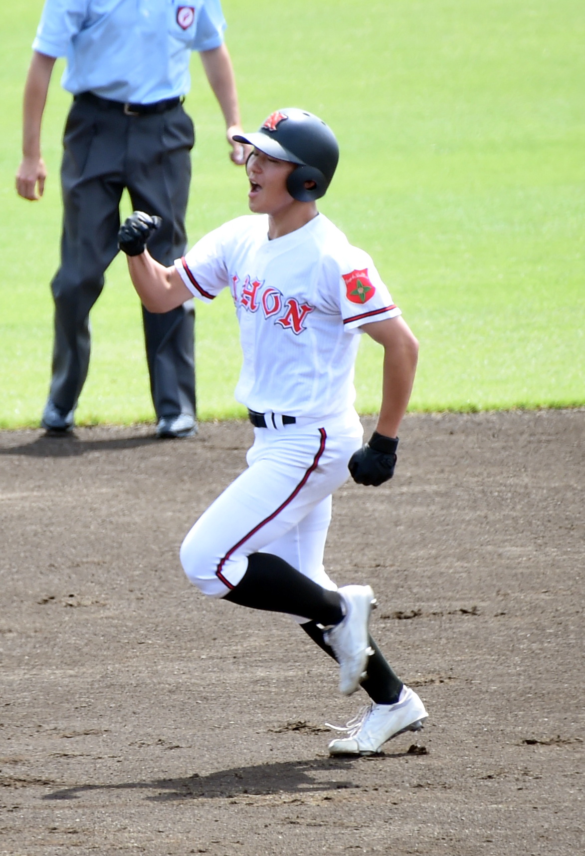 盛岡三対日大山形　1回裏日大山形無死、同点ソロ本塁打を放ちガッツポーズする清野（撮影・山田愛斗）
