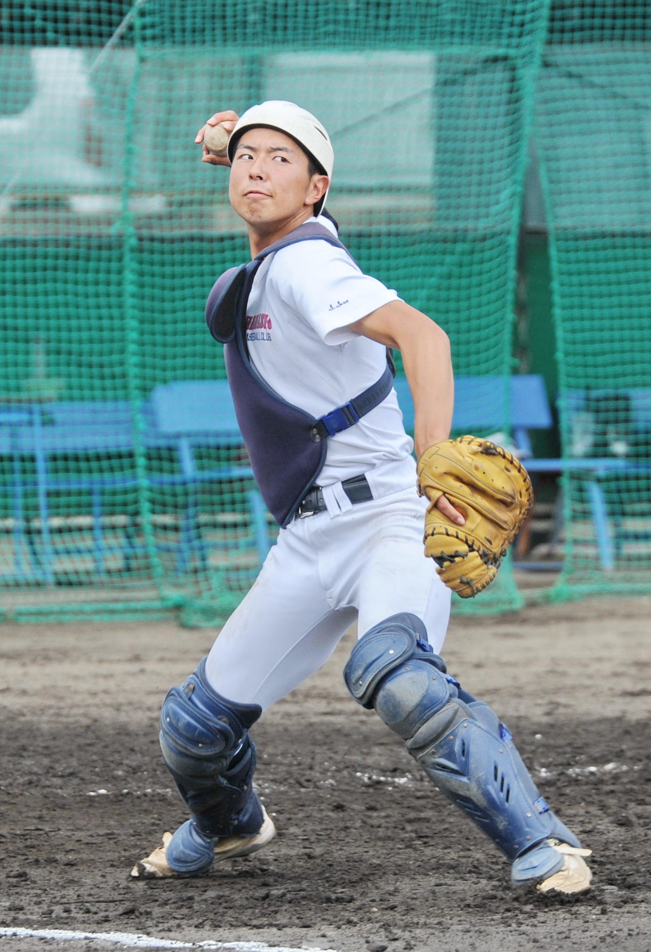 一塁へ送球する浜松商・鈴木奏