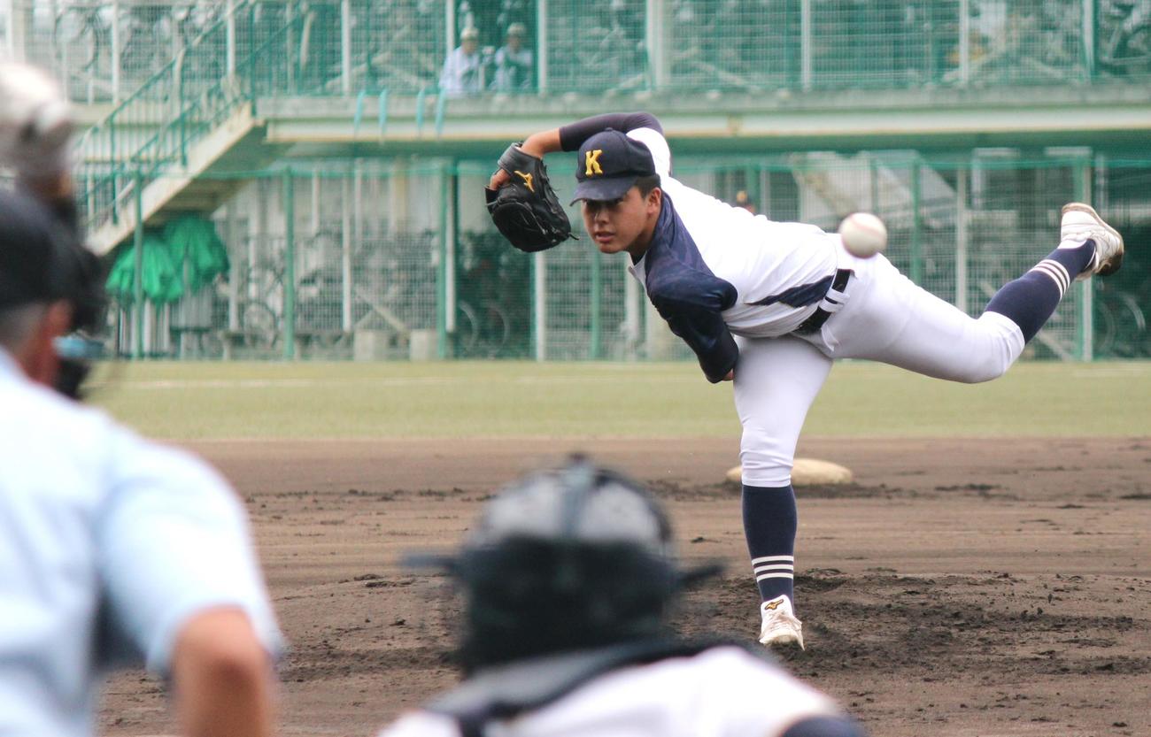 報徳学園・堀を二飛に抑える享栄・東松（撮影・柏原誠）