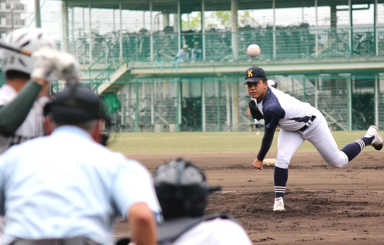 報徳学園・堀を二飛に抑える享栄・東松（撮影・柏原誠）