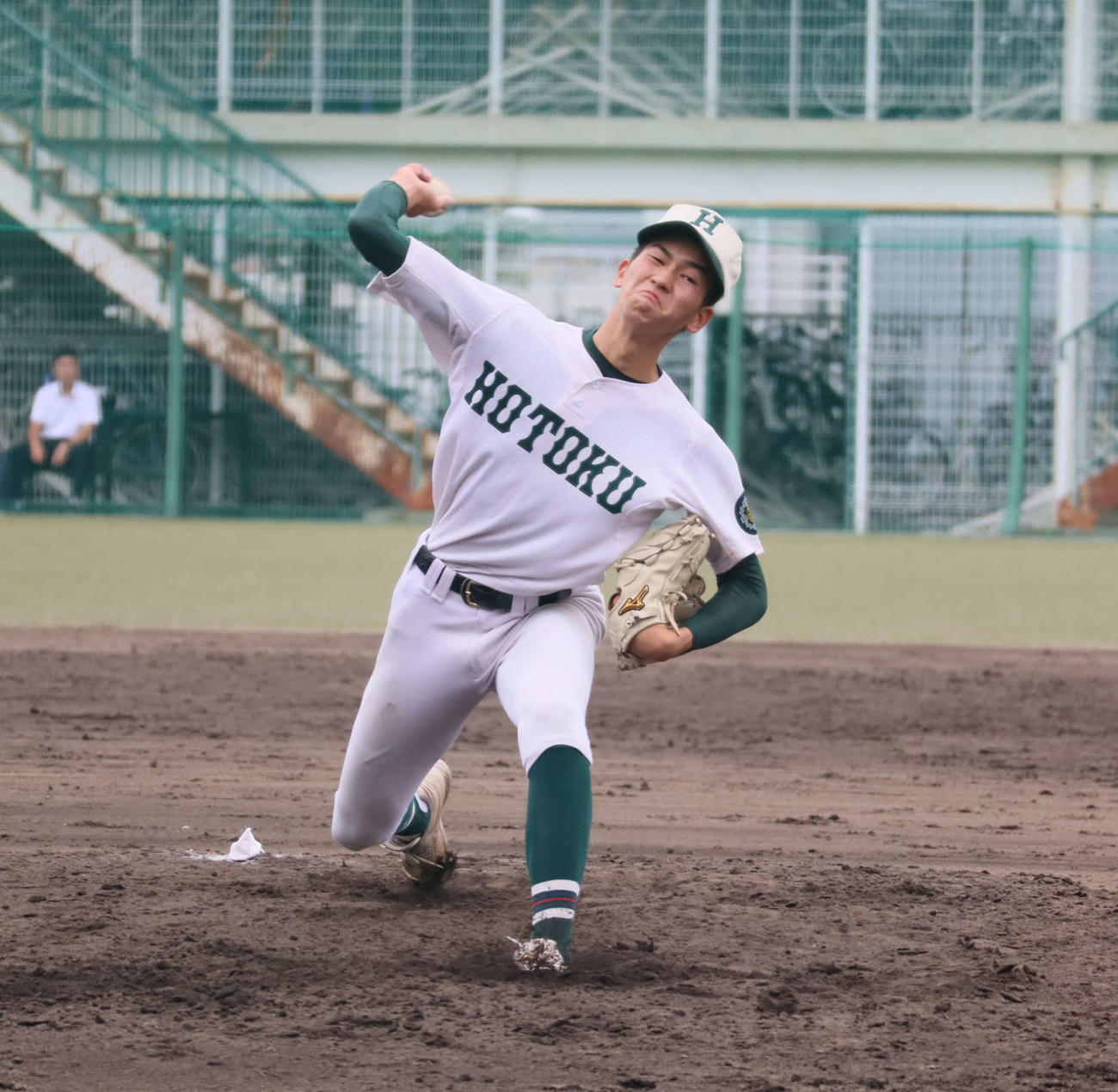 高校野球練習試合　享栄対報徳学園15奪三振で完投勝利を納めた報徳学園、今朝丸裕喜投手（撮影・村松万里子）