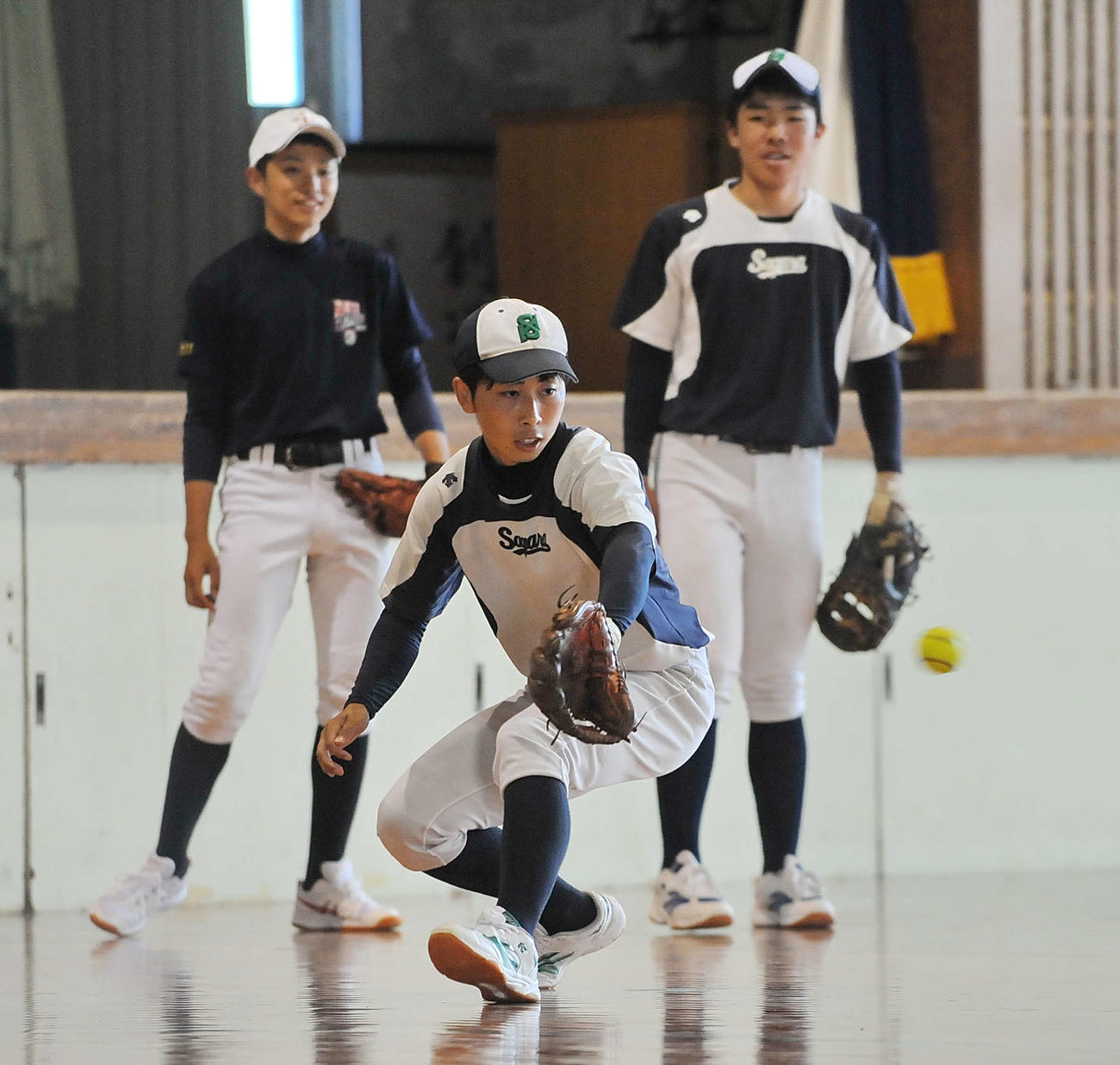 守備練習に取り組む相良の沢村（中央）