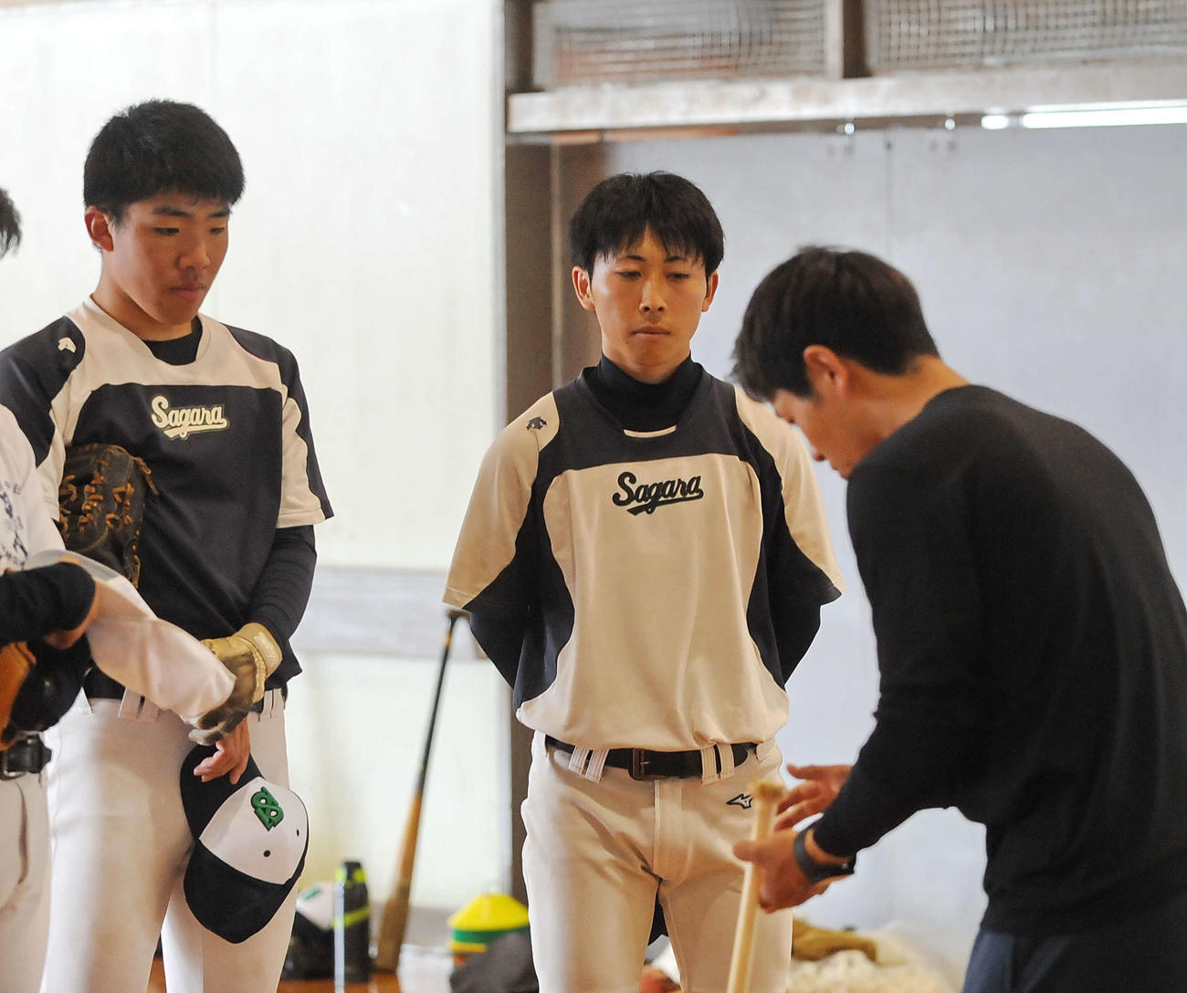 相良・長谷川監督（右）の指導を受ける沢村（中央）や河原崎ら