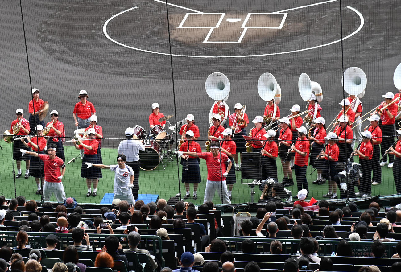 甲子園球場で演奏をする智弁学園高等学校吹奏楽部（撮影・石井愛子）