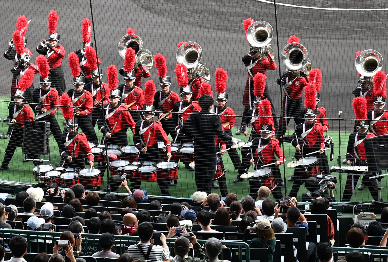 甲子園球場で演奏をする四條畷学園高等学校マーチングバンド部