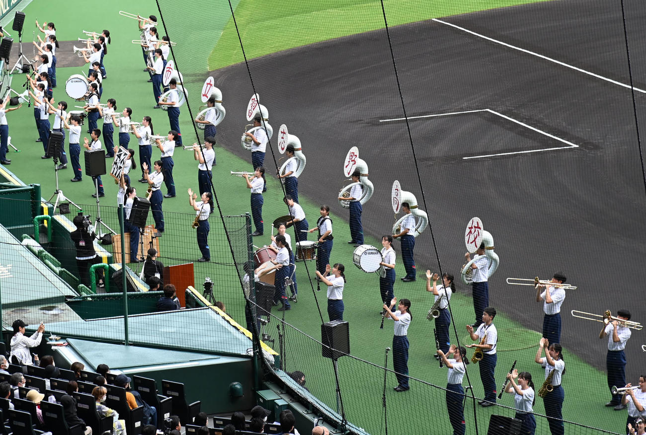 甲子園球場で演奏をする習志野市立習志野高等学校吹奏楽部（撮影・石井愛子）