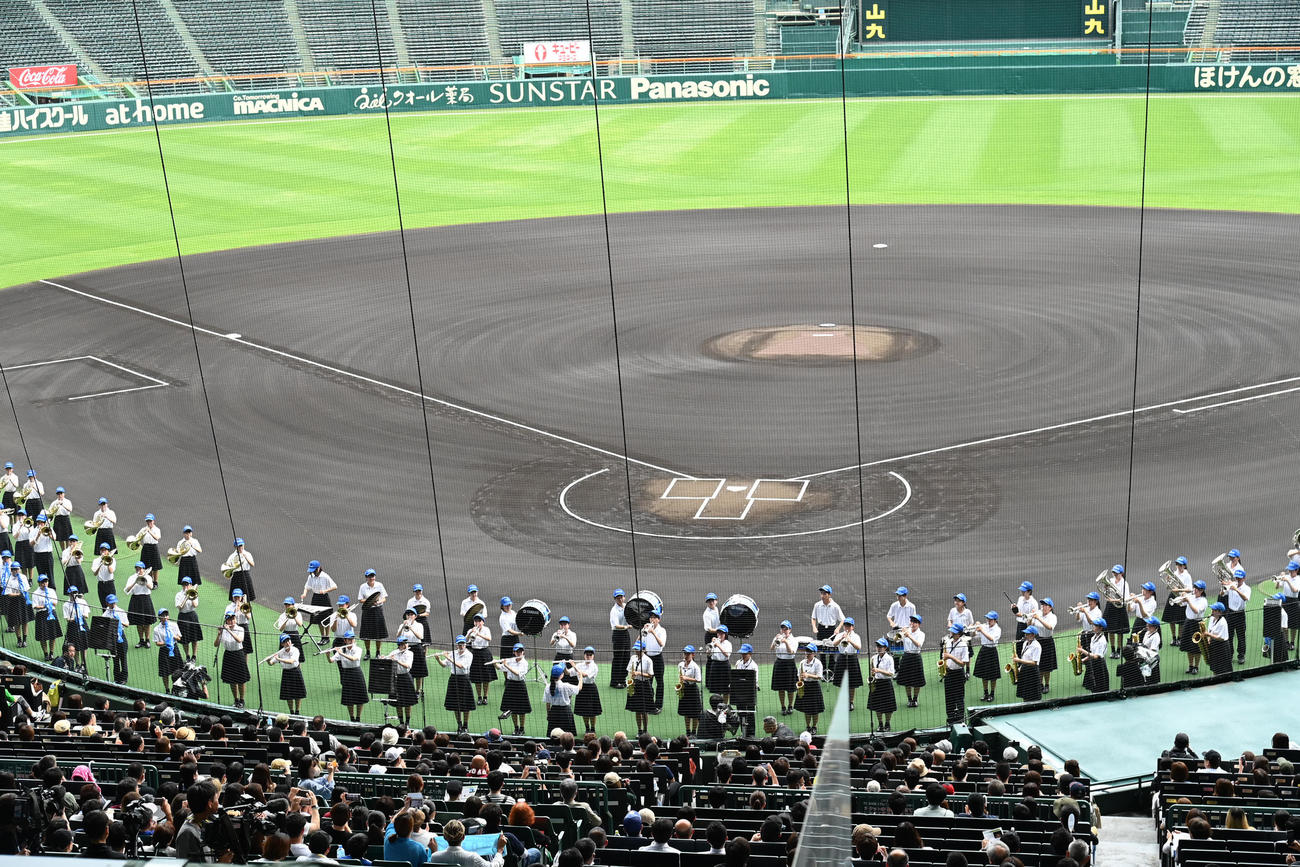 甲子園球場で演奏をする近江高等学校吹奏楽部（撮影・石井愛子）