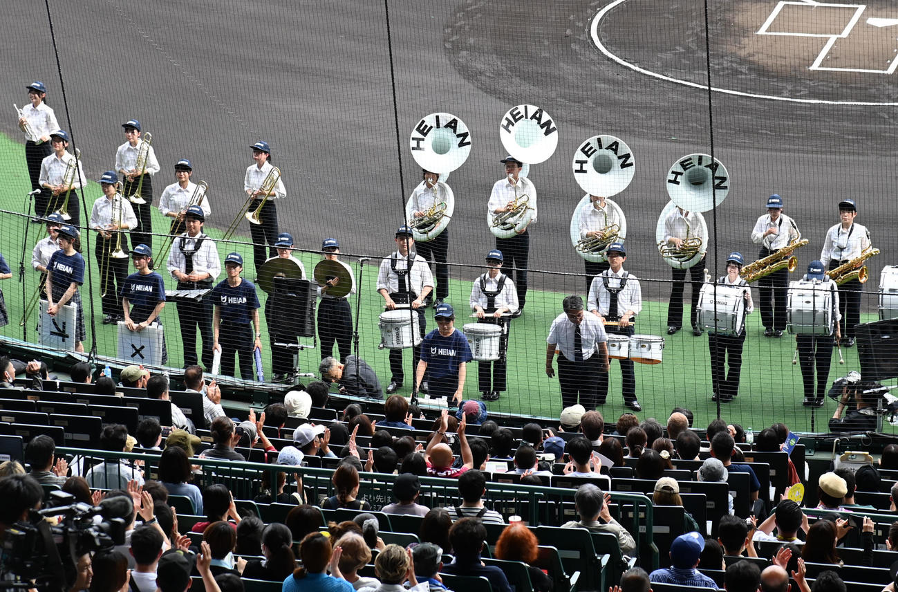 甲子園球場で演奏をする龍谷大学付属平安高等学校吹奏楽部（撮影・石井愛子）