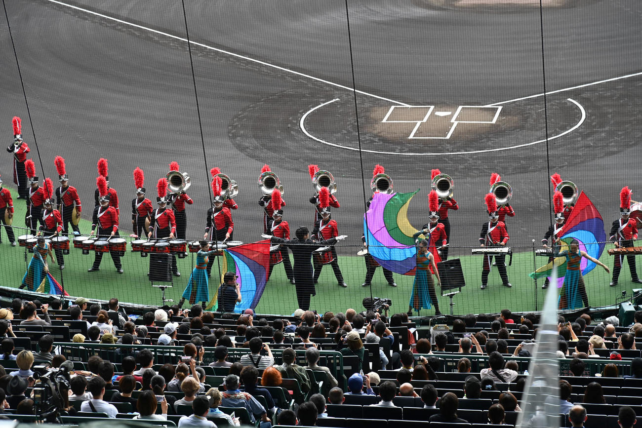 甲子園球場で演奏をする四條畷学園高等学校マーチングバンド部