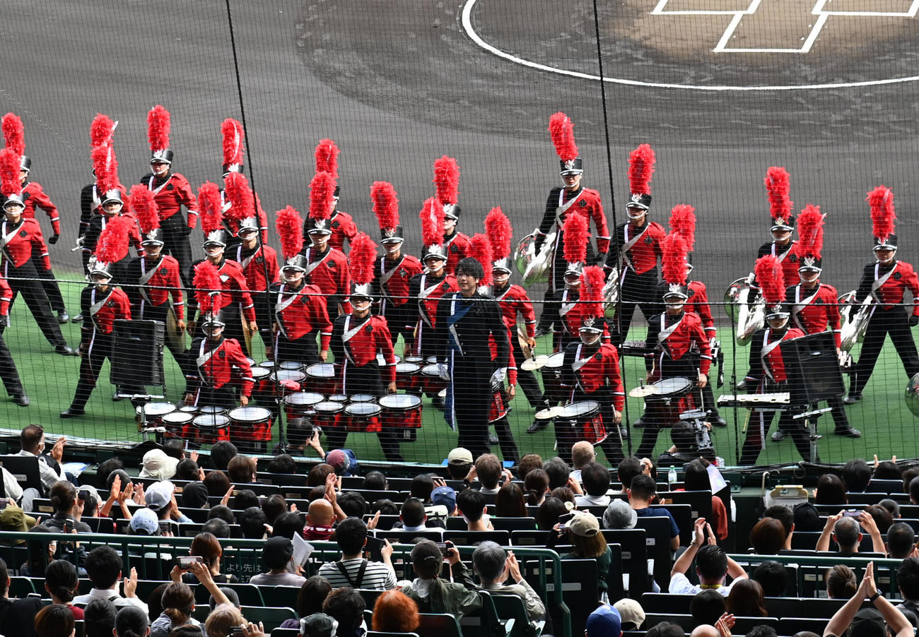 甲子園球場で演奏をする四條畷学園高等学校マーチングバンド部