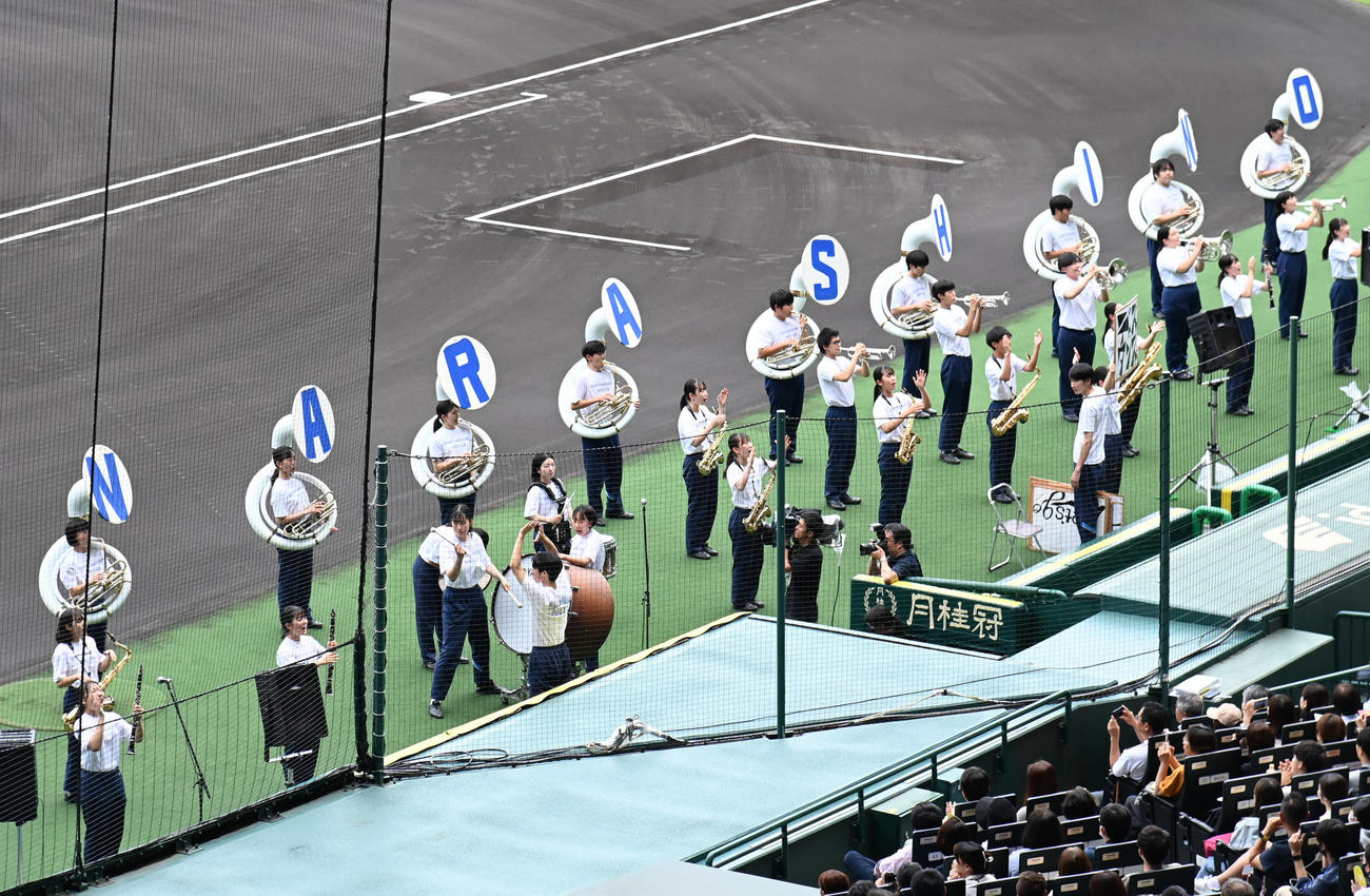 甲子園球場で演奏をする習志野市立習志野高等学校吹奏楽部（撮影・石井愛子）