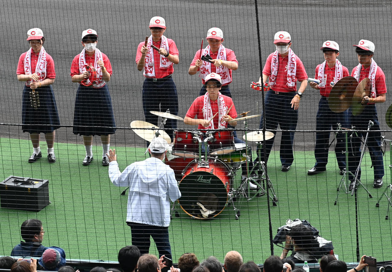 甲子園球場で演奏をする智弁学園和歌山高等学校吹奏楽部（撮影・石井愛子）