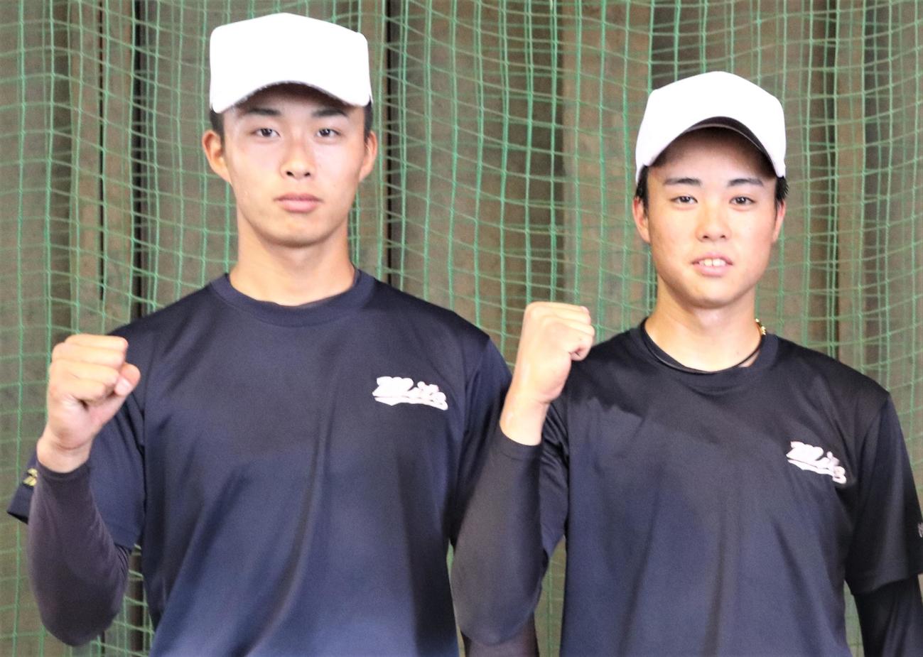 ガッツポーズを見せる水戸商・千葉（左）と後藤（撮影・村山玄）