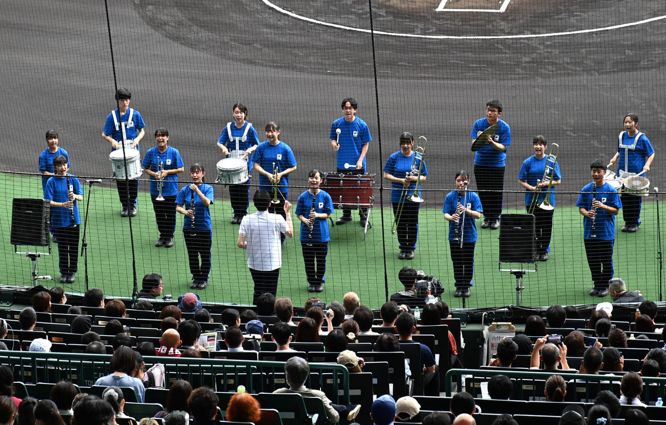 甲子園球場で演奏をする履正社高等学校吹奏楽部（撮影・石井愛子）