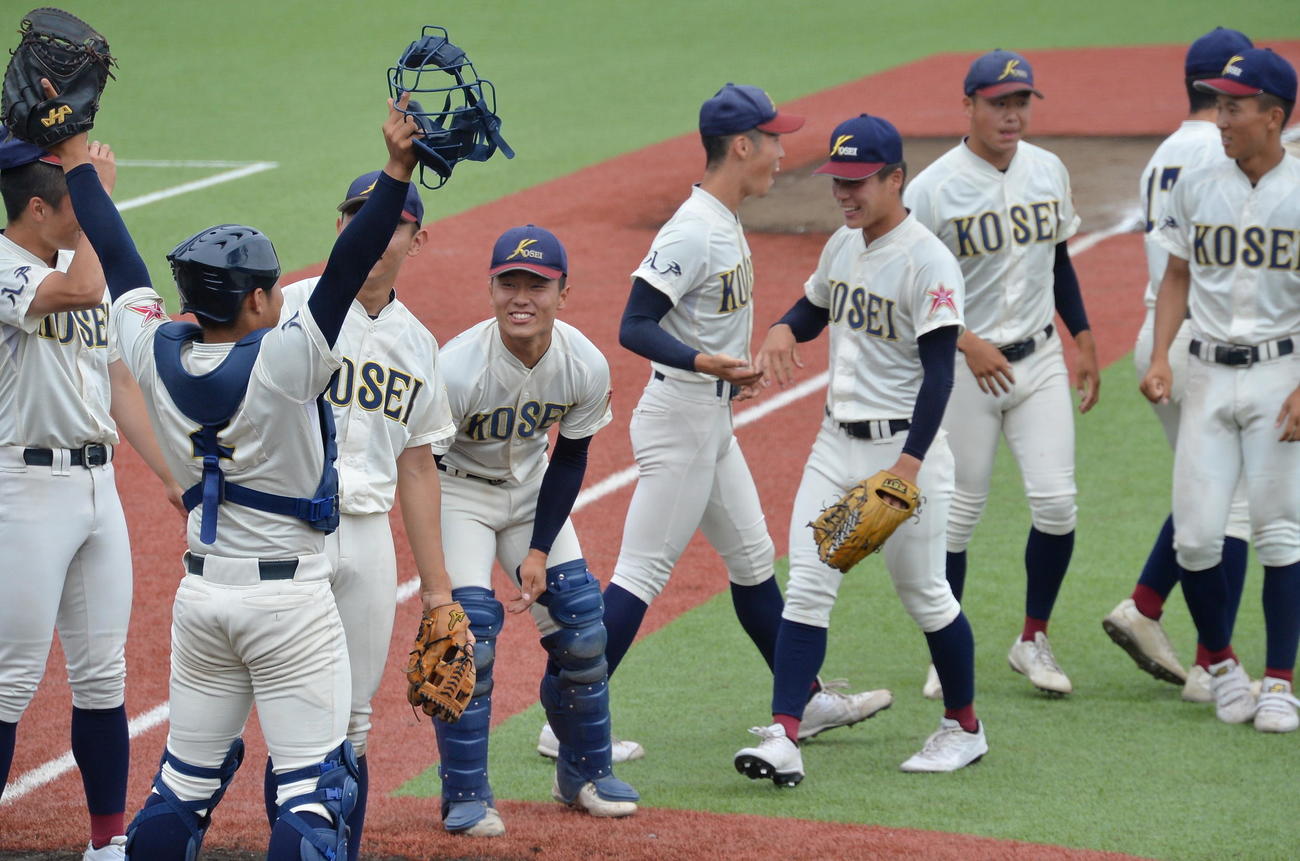 八戸学院光星対仙台育英　優勝し、喜ぶ八戸学院光星ナイン（撮影・濱本神威）