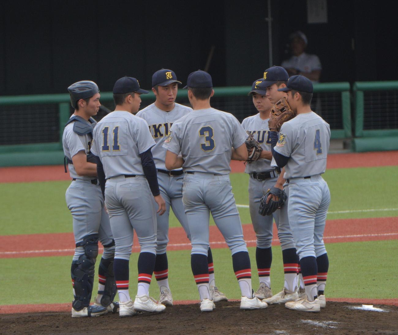 ピンチの場面でマウンドに集まる仙台育英ナイン