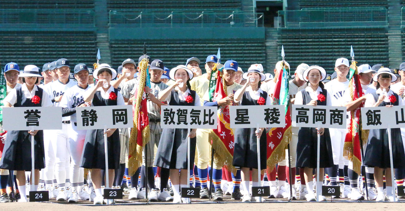 開会式のリハーサルでプラカードを持つ生徒たち（2019年8月撮影）