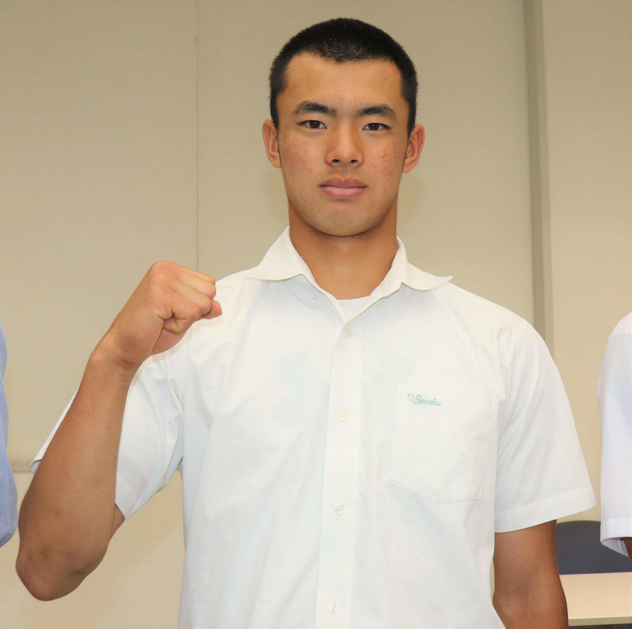 抽選会後、ガッツポーズを見せる専大松戸・大森（撮影・村山玄）
