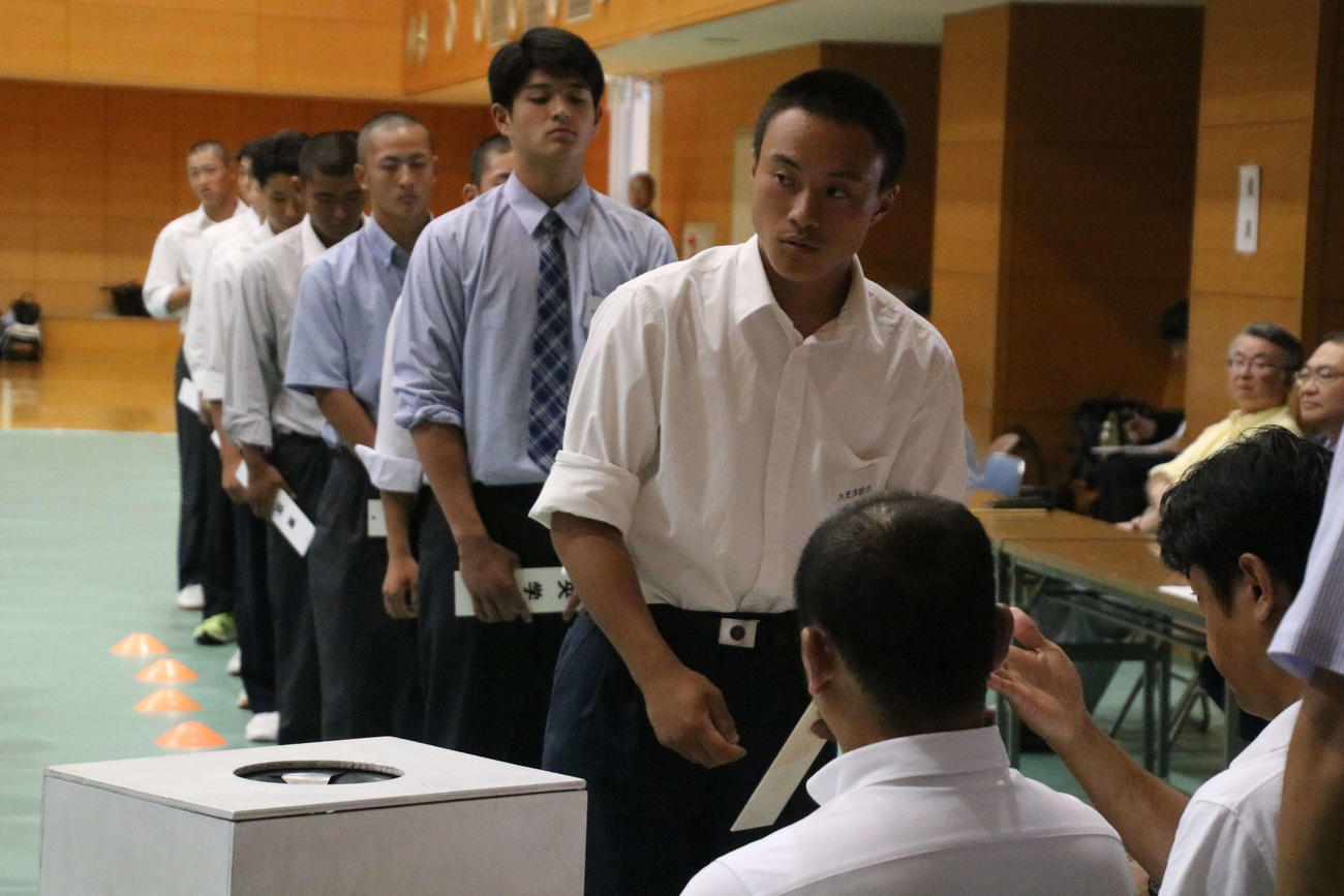 Aシードでクジを引く木更津総合・毛利隆仁主将（撮影・保坂淑子）
