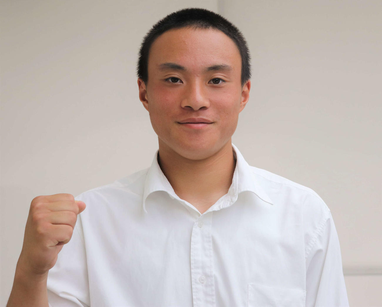 抽選会後ガッツポーズを見せる木更津総合・毛利（撮影・村山玄）