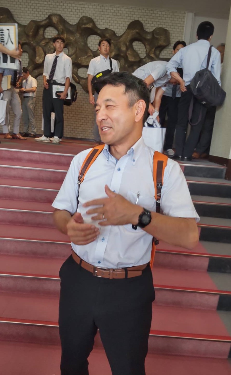 抽選会を終え関係者と談笑する西宮甲山・清水次郎監督（撮影・柏原誠）