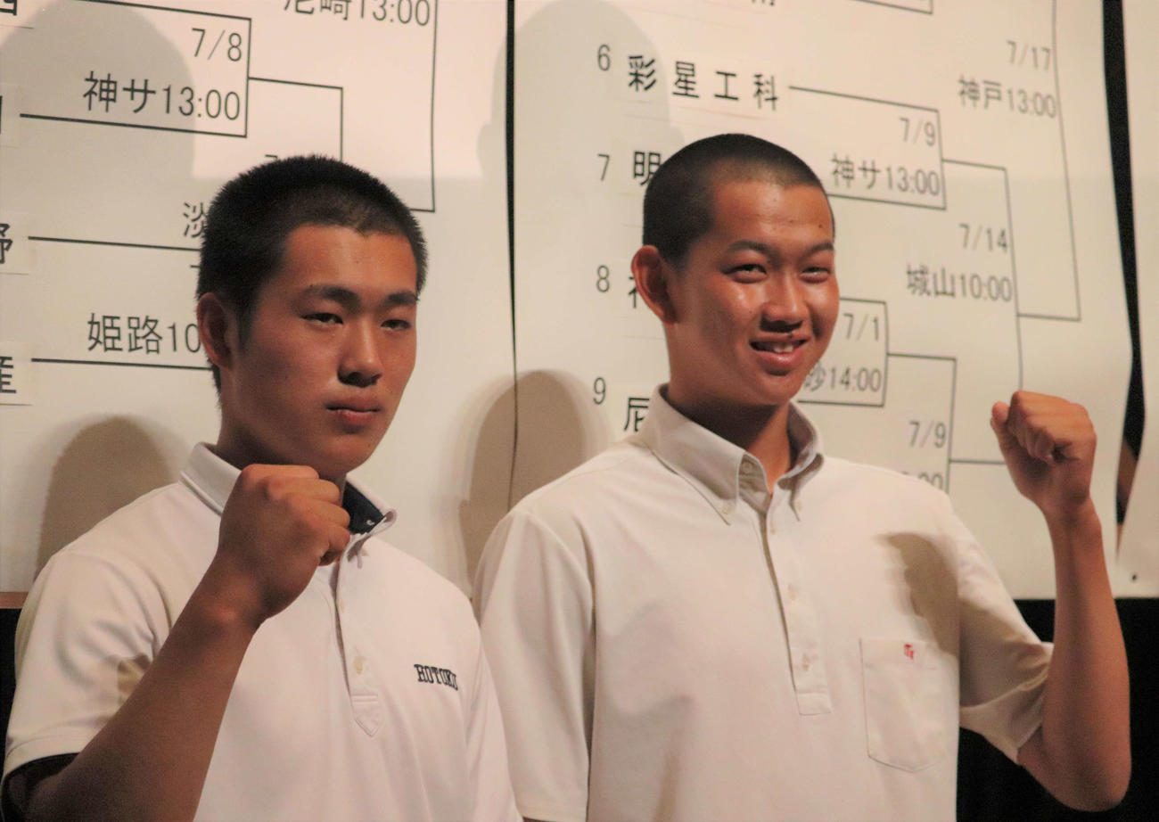 高校野球兵庫大会・組み合わせ抽選会　報徳学園の堀柊那捕手（3年）と滝川二の坂井陽翔投手（3年）（撮影・中島麗）