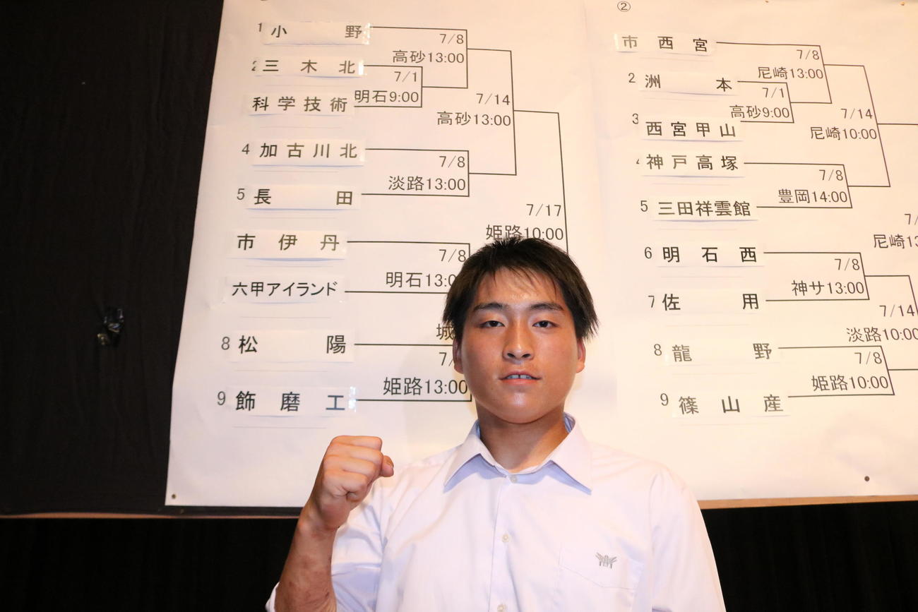 小野の市橋慶祐主将（3年）は小野の入ったブロックの前でガッツポーズを見せる（撮影・林亮佑）
