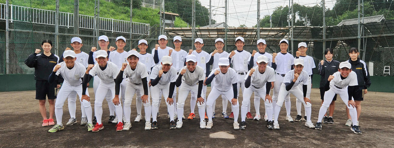 ガッツポーズで意気込む天竜の選手ら