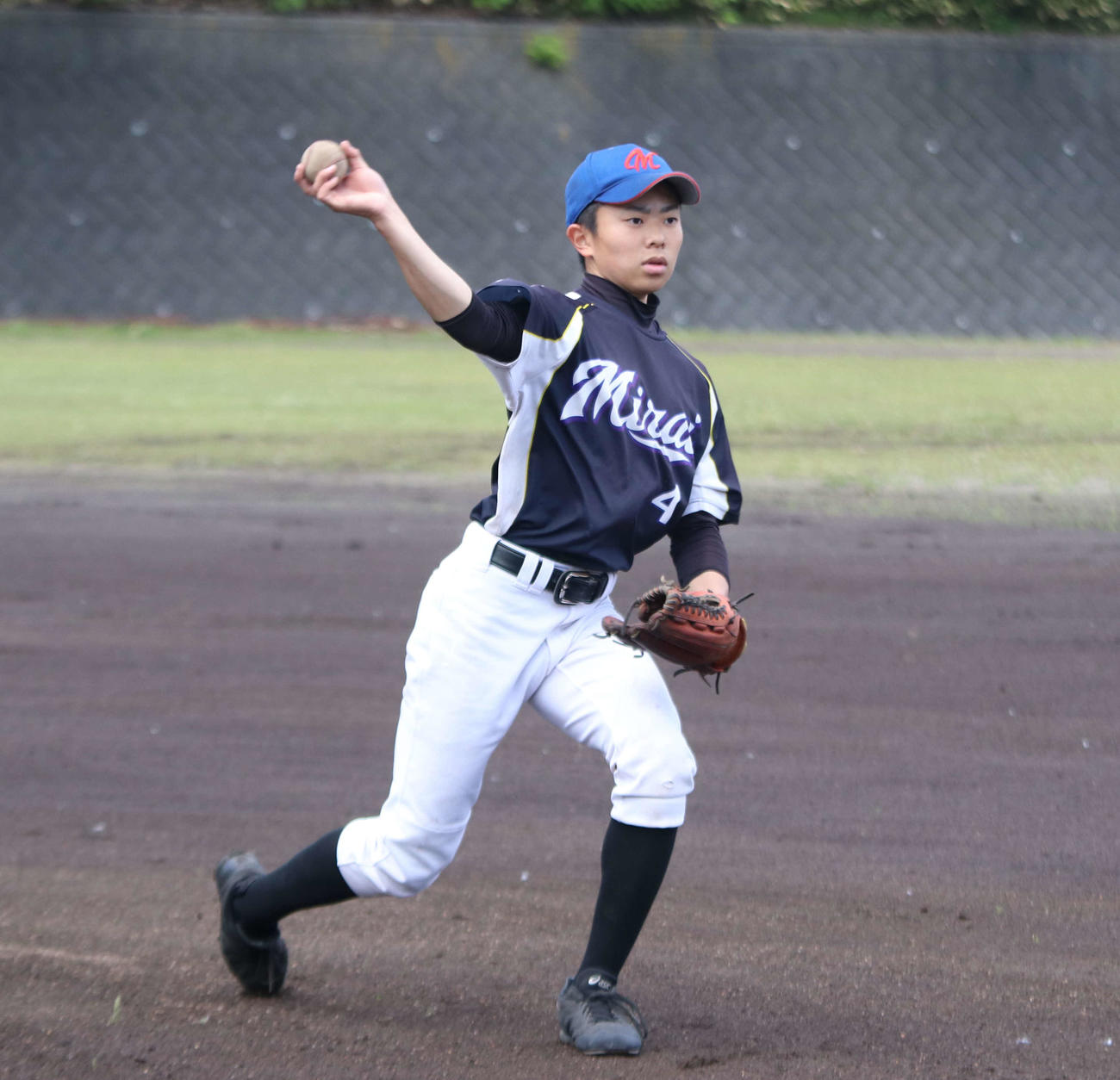 キャッチボールをする小樽未来創造・大久保（撮影・山崎純一）