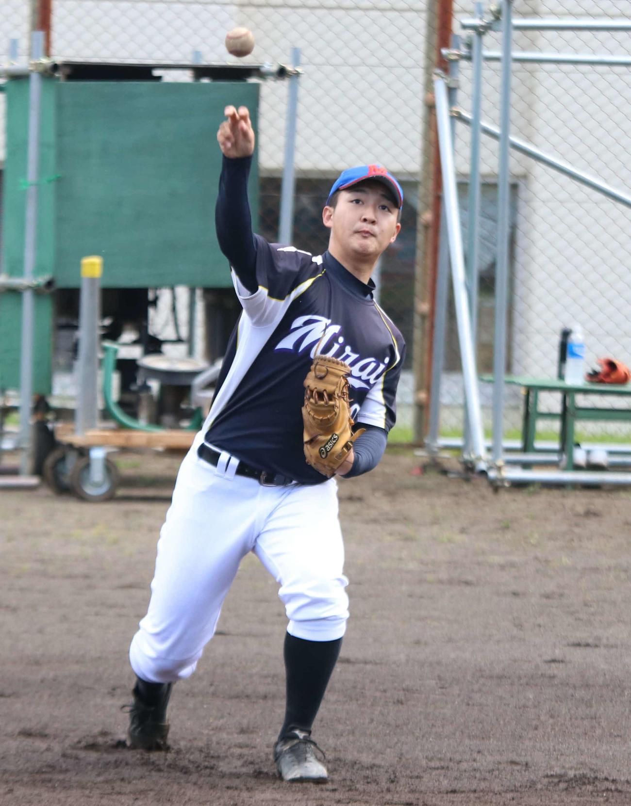 キャッチボールをする小樽未来創造・高橋陸主将（撮影・山崎純一）
