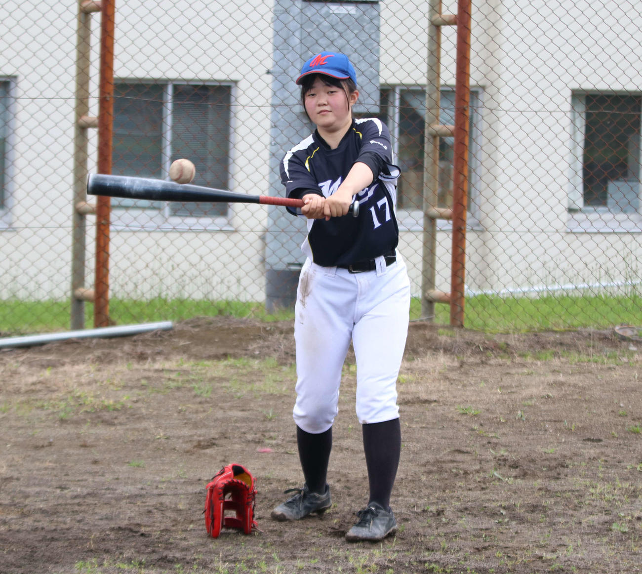 トスバッティングをする小樽未来創造・佐藤（撮影・山崎純一）