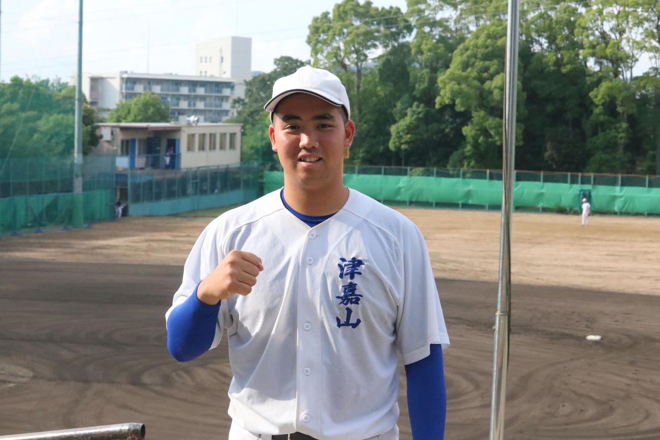 神戸国際大付の津嘉山憲志郎投手はグラウンドを背に笑顔でガッツポーズを作る（撮影・林亮佑）