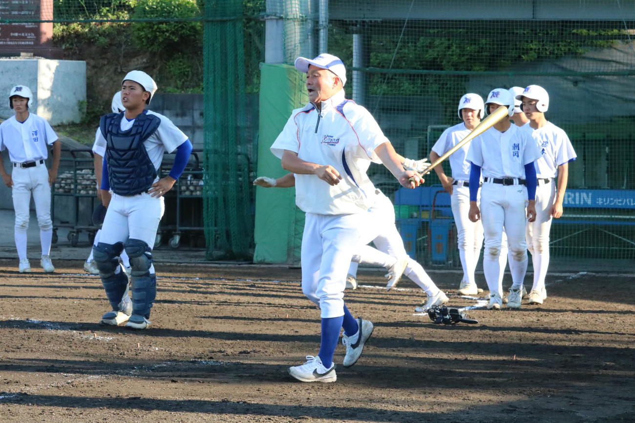 神戸国際大付の青木尚龍監督が声を出しながらノックを行う（撮影・林亮佑）