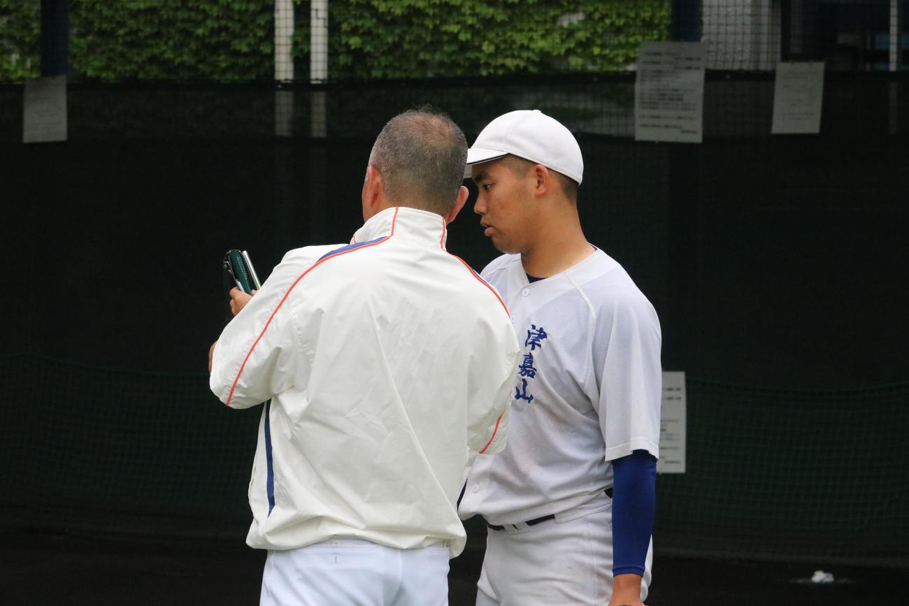 神戸国際大付の津嘉山憲志郎投手は青木尚龍監督と動画を見る（撮影・林亮佑）