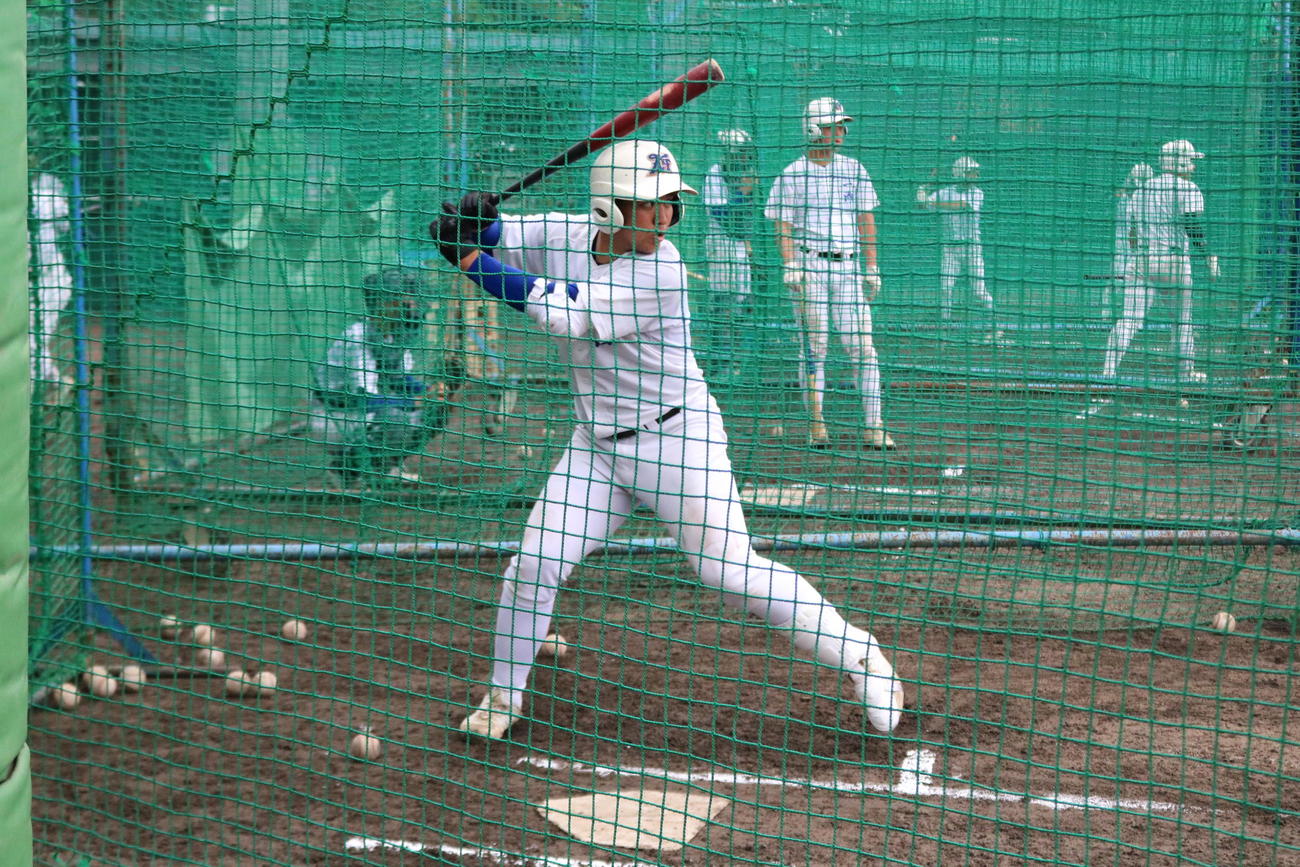 神戸国際大付の津嘉山憲志郎投手が打撃練習を行う（撮影・林亮佑）
