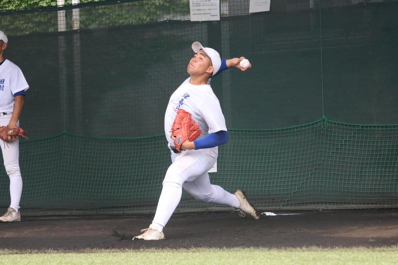 神戸国際大付の津嘉山憲志郎投手がブルペン投球を行う（撮影・林亮佑）