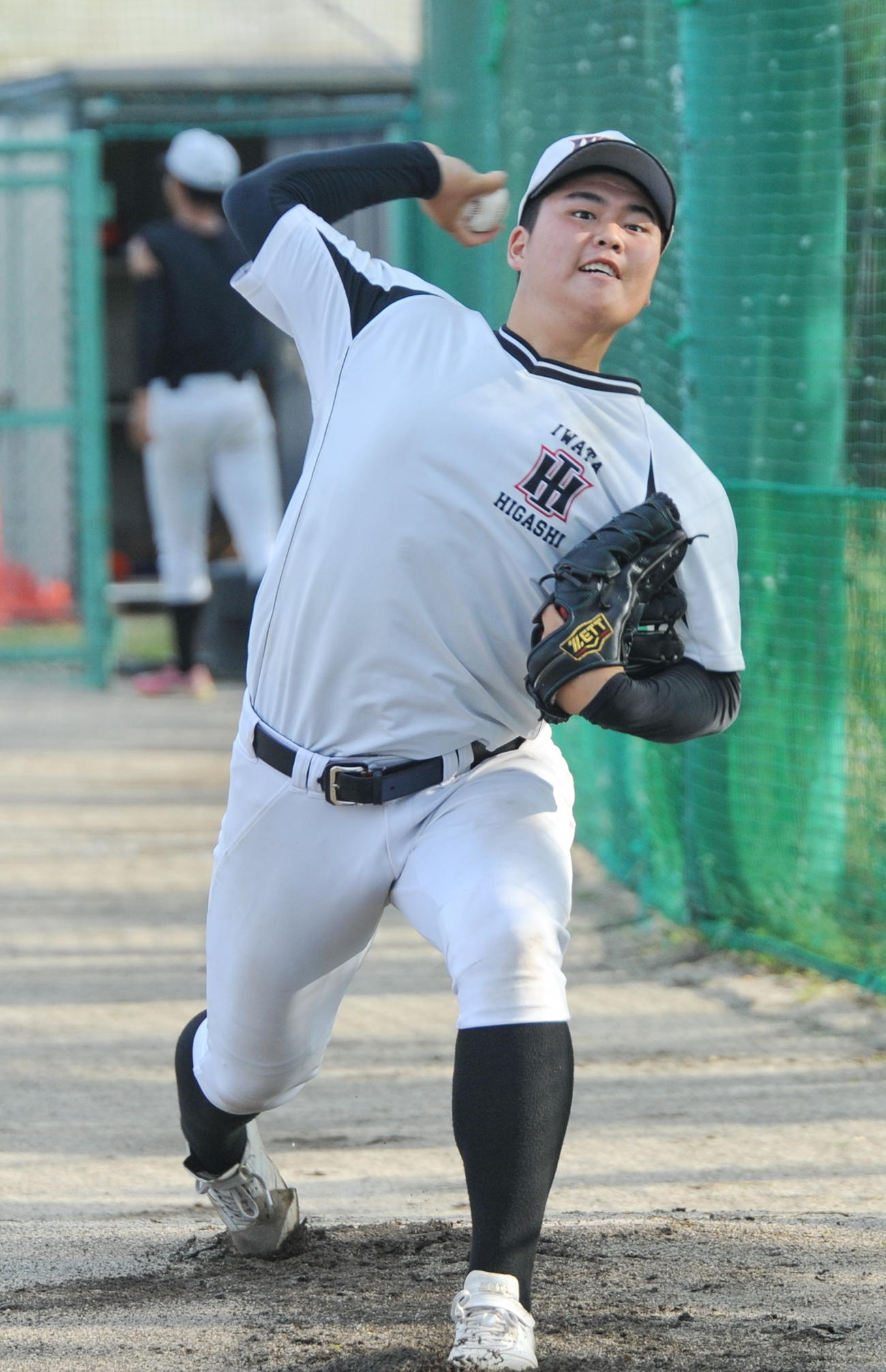力強い球を投げ込む磐田東・寺田　