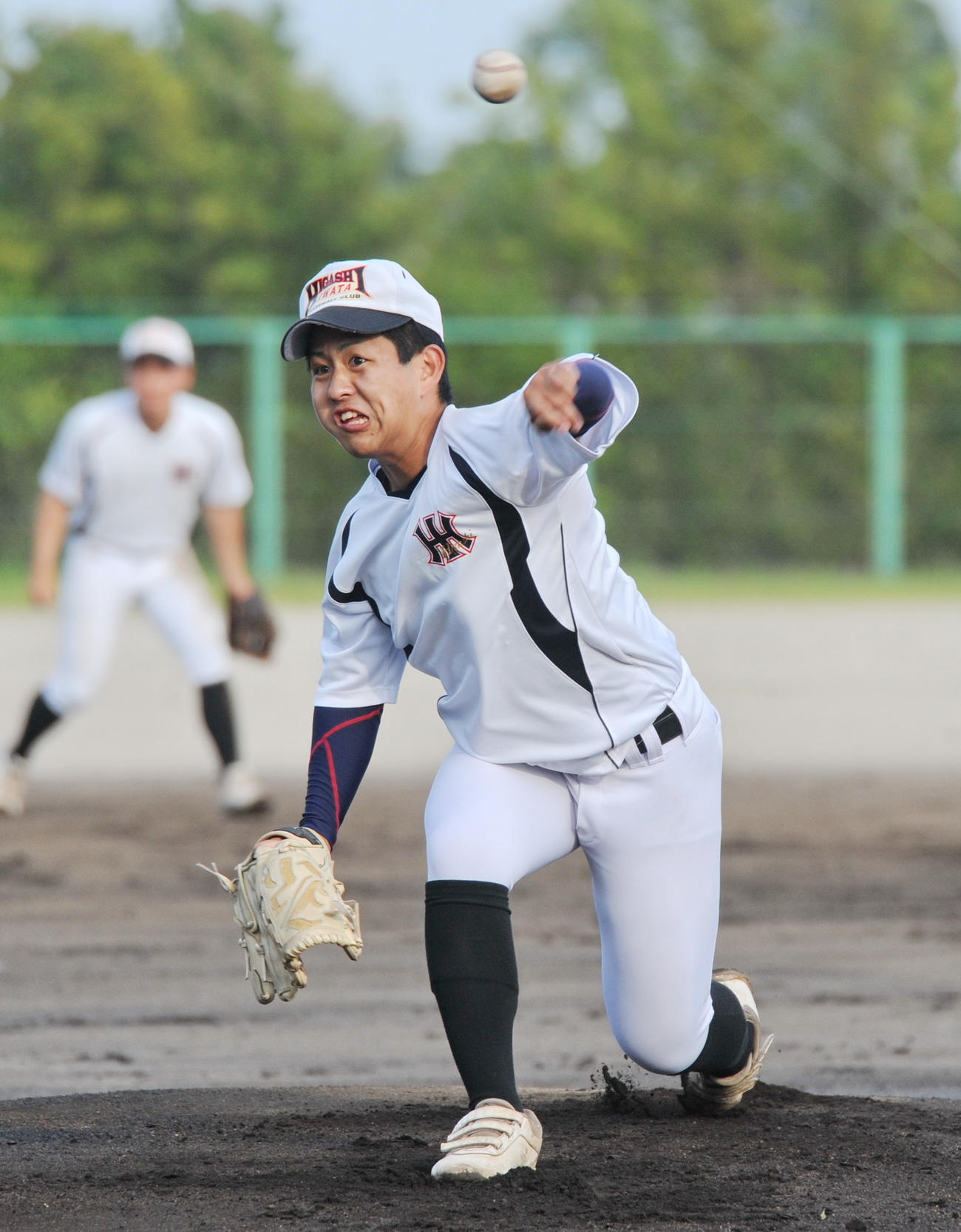 気迫の投球を見せる磐田東・深田