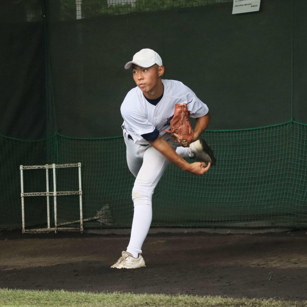 ブルペンで投球練習をする神戸国際大付・田村好誠主将撮影・村松万里子）