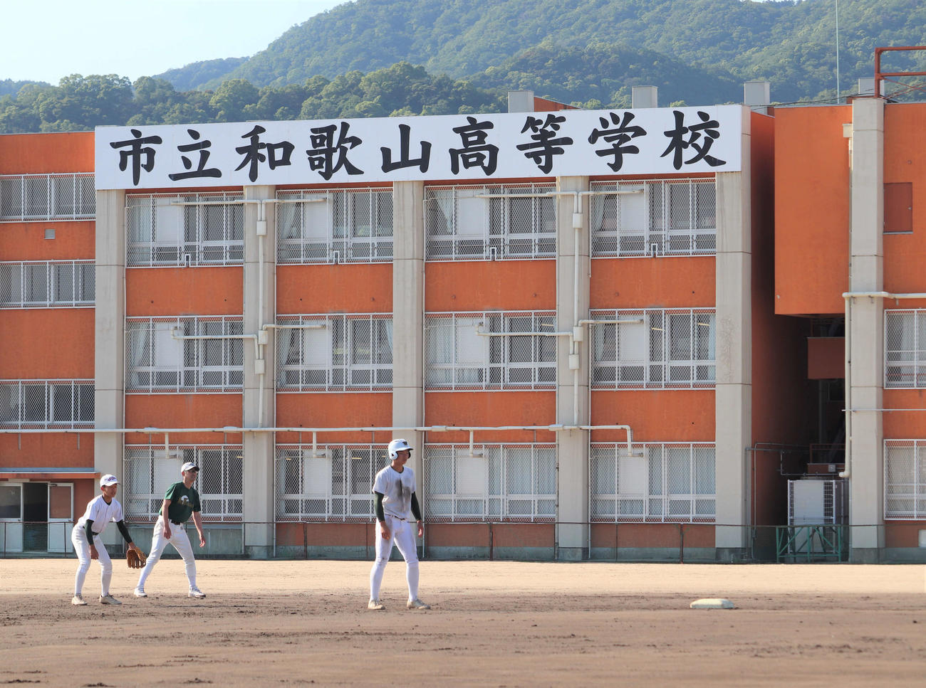 市立和歌山・半田監督は三遊間後方で選手に混ざりながら指導する（撮影・中島麗）