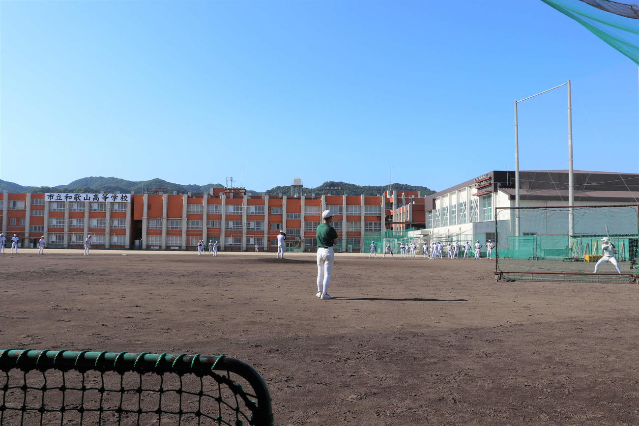 市立和歌山の半田真一監督（中央）が練習を見守る（撮影・中島麗）