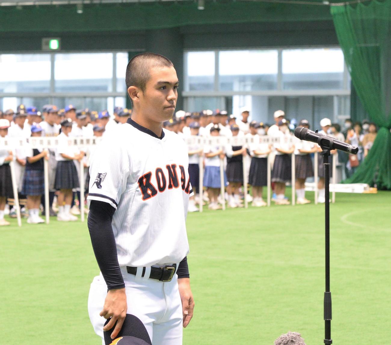 選手宣誓を行った興南・野里主将（撮影・佐藤究）
